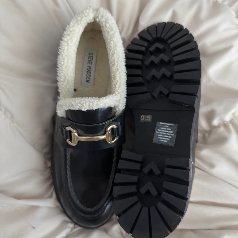 Steve Madden Black Loafers with Gold Detail - Picture 2 of 2